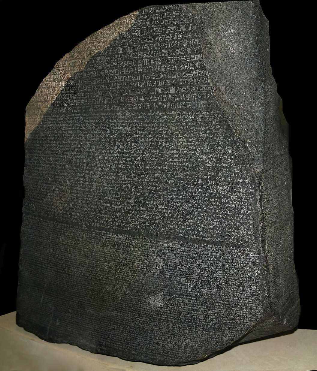 La pierre de Rosette, stèle de granodiorite portant un même décret gravé en trois écritures superposées : hiéroglyphes, démotique et grec.