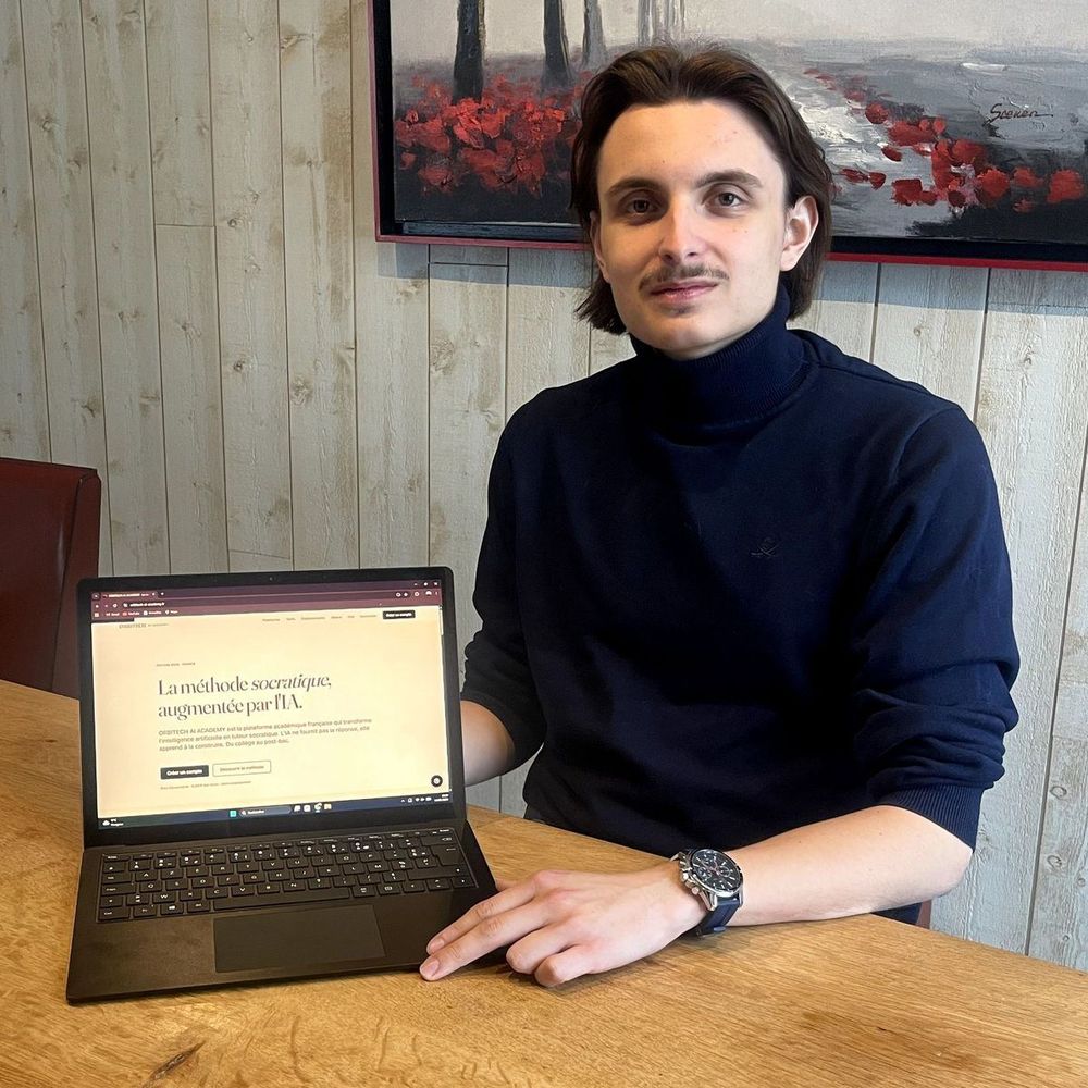 Mael Garbe, direction de la recherche d’ODERSA Research, à sa table de travail devant un ordinateur portable.