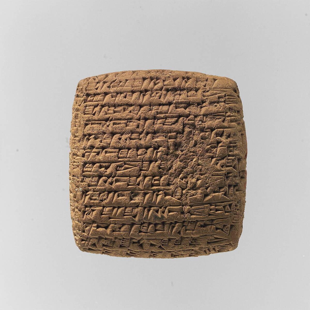 Tablette d’argile couverte d’une écriture cunéiforme dense, lettre privée du comptoir commercial assyrien de Kültepe, vers 1900 avant notre ère.